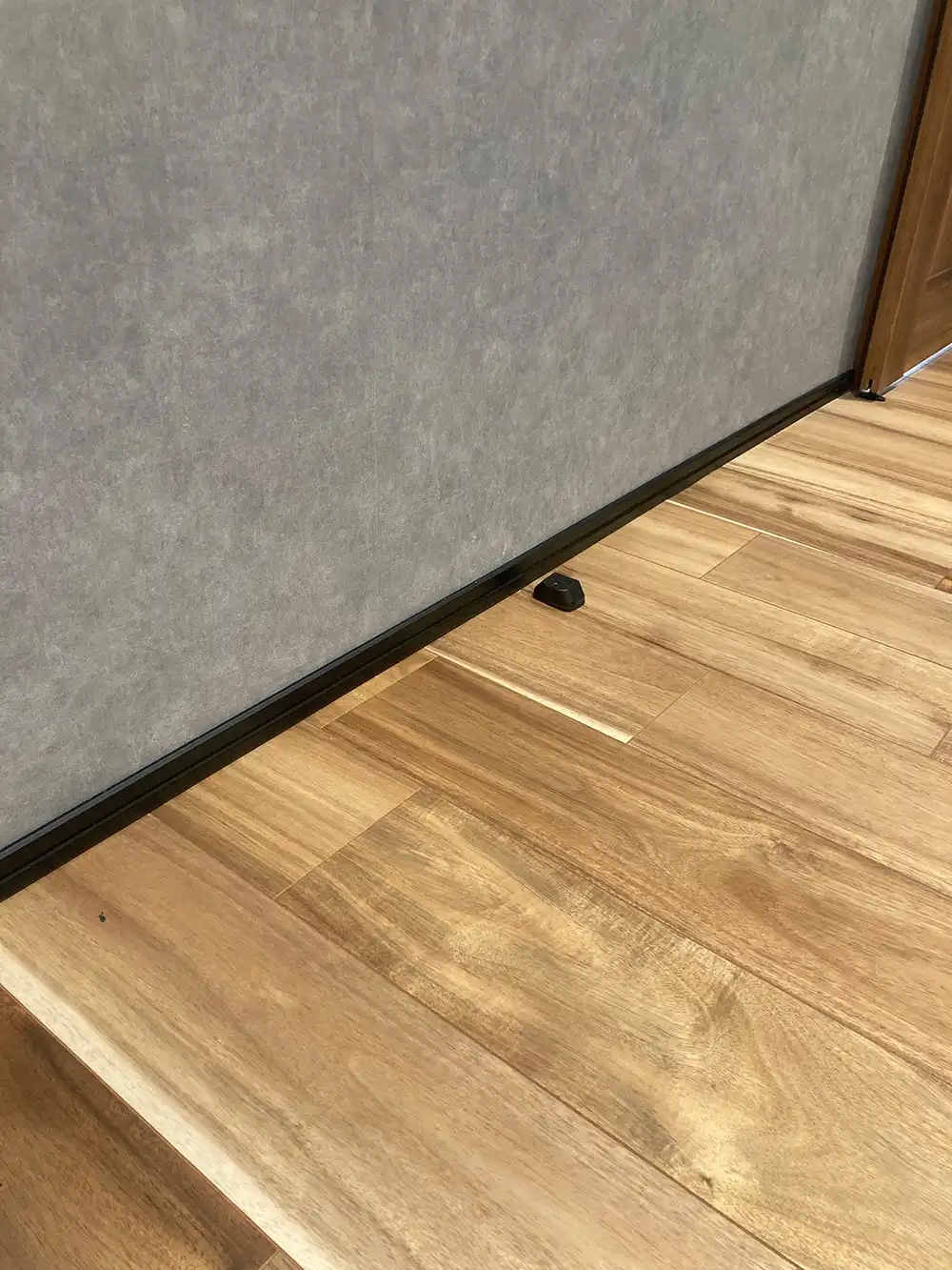 ホテルライクな黒い巾木