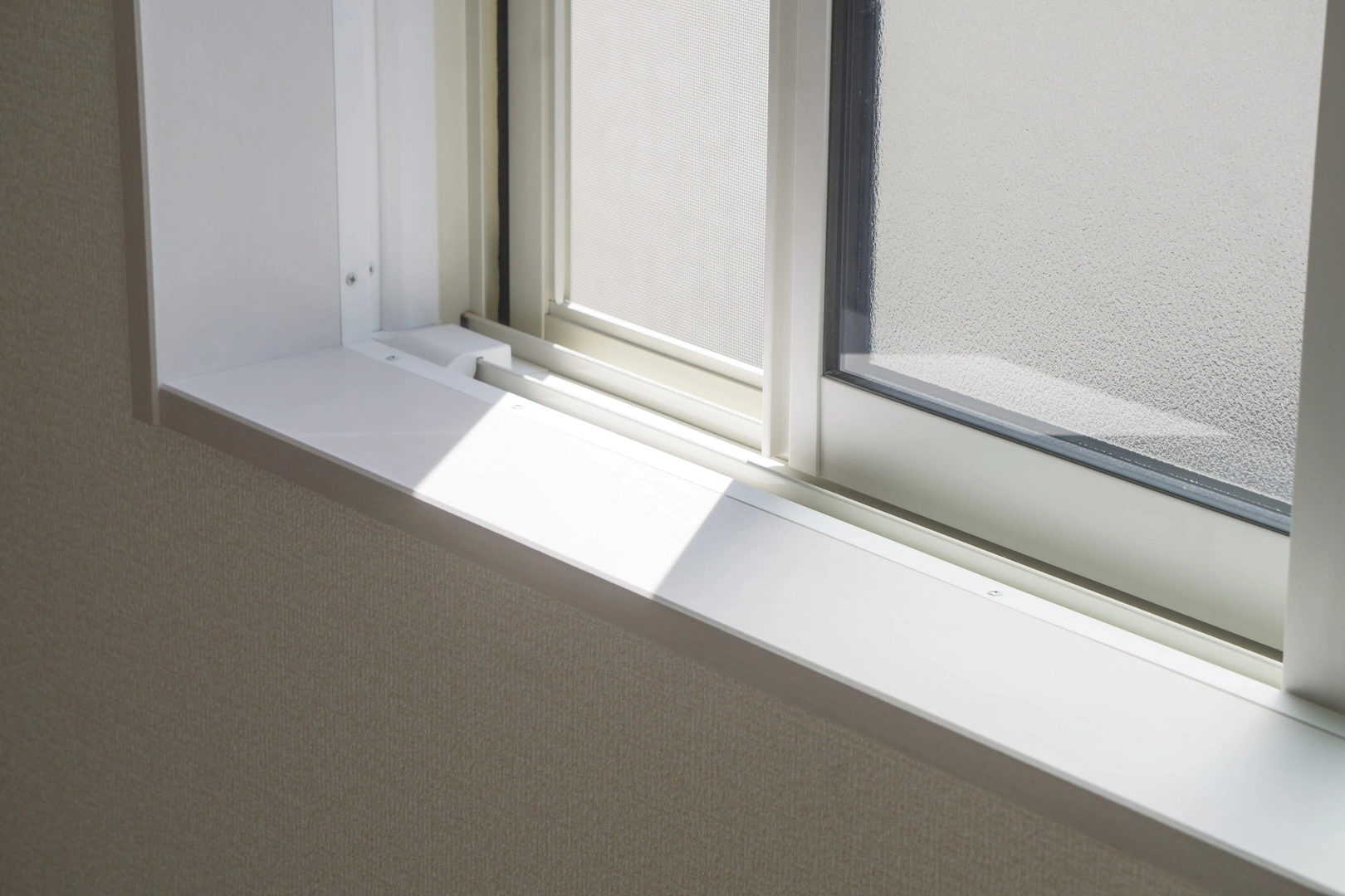 自然光が優しく包む、居心地のよい窓辺空間 自然光が優しく包む、居心地のよい窓辺空間