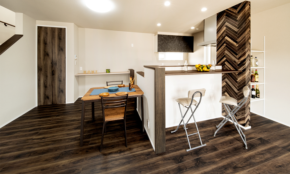 壁が映えるダークブラウンの家 壁が映えるダークブラウンの家