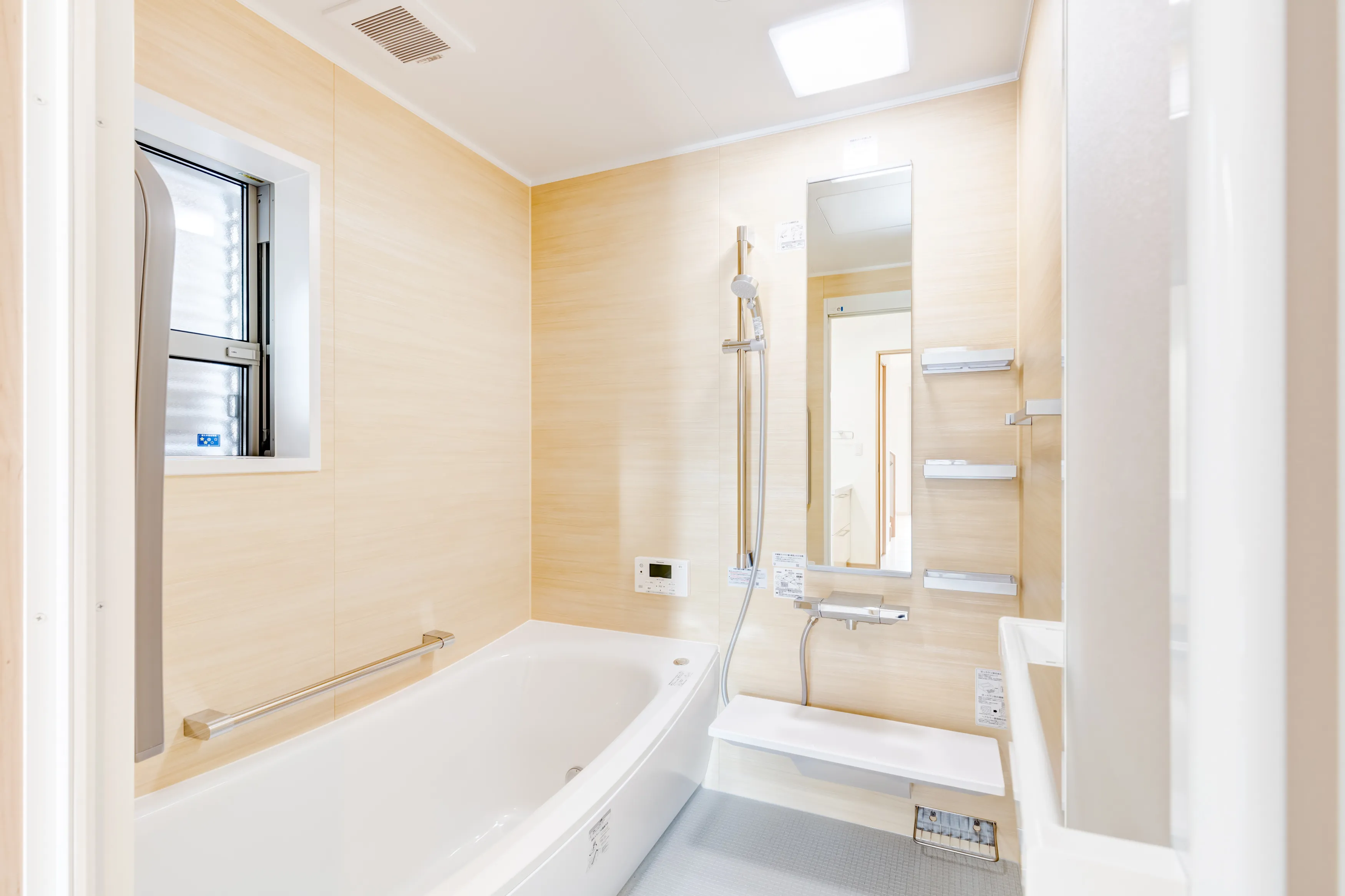 明るく清潔感あふれるバスルーム 明るく清潔感あふれるバスルーム