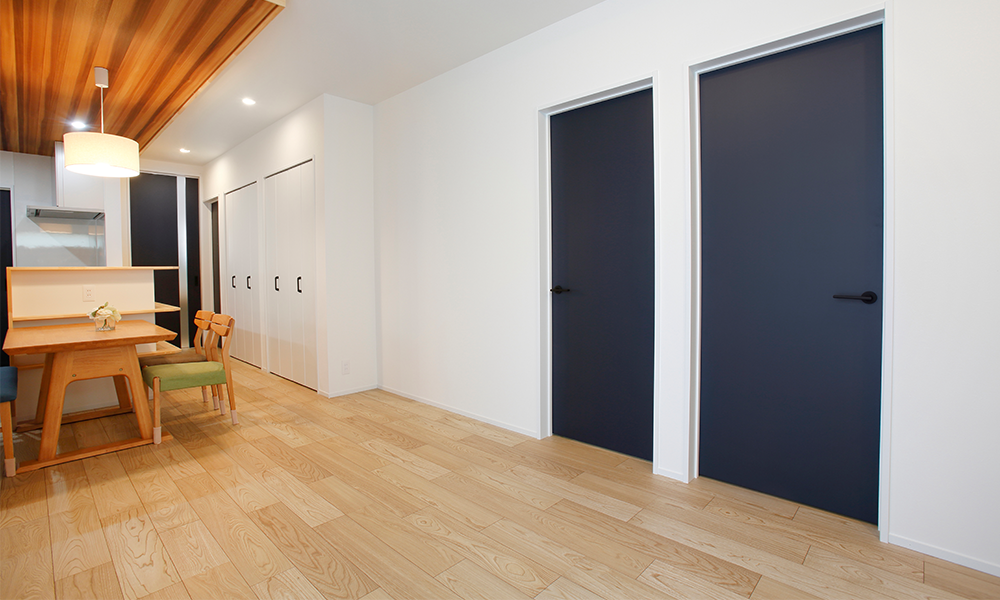 ＜カナエルシリーズ＞白と木のコントラストが美しいシンプルモダンなダイニング