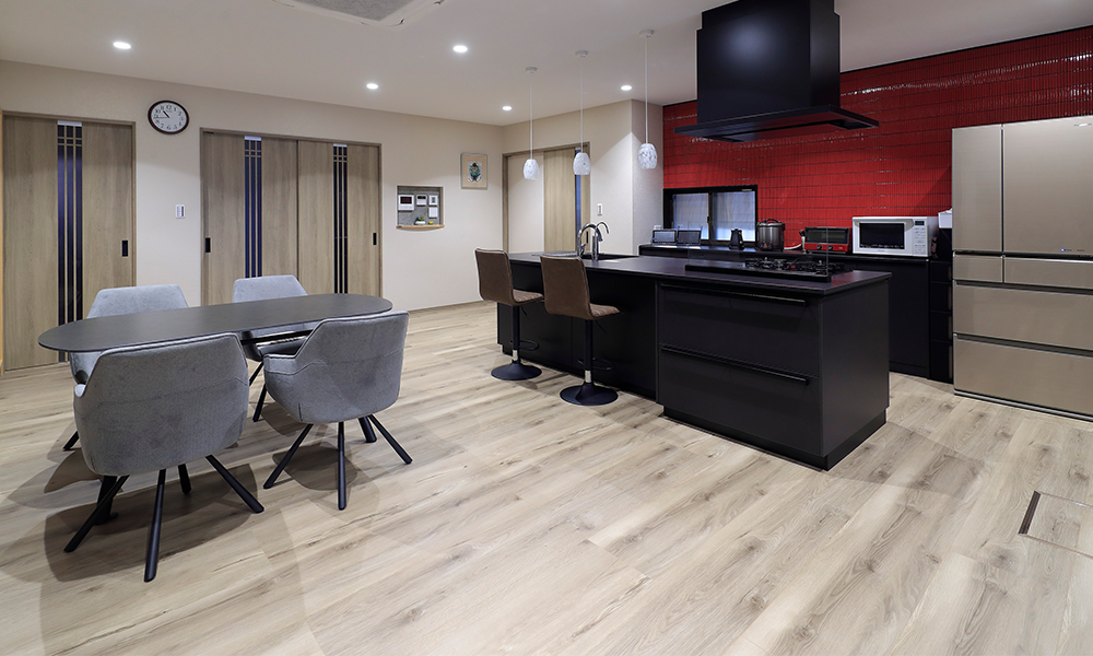 ＜ルッソ・Jベース＞赤タイルが映えるモダンで機能的なダイニングキッチン