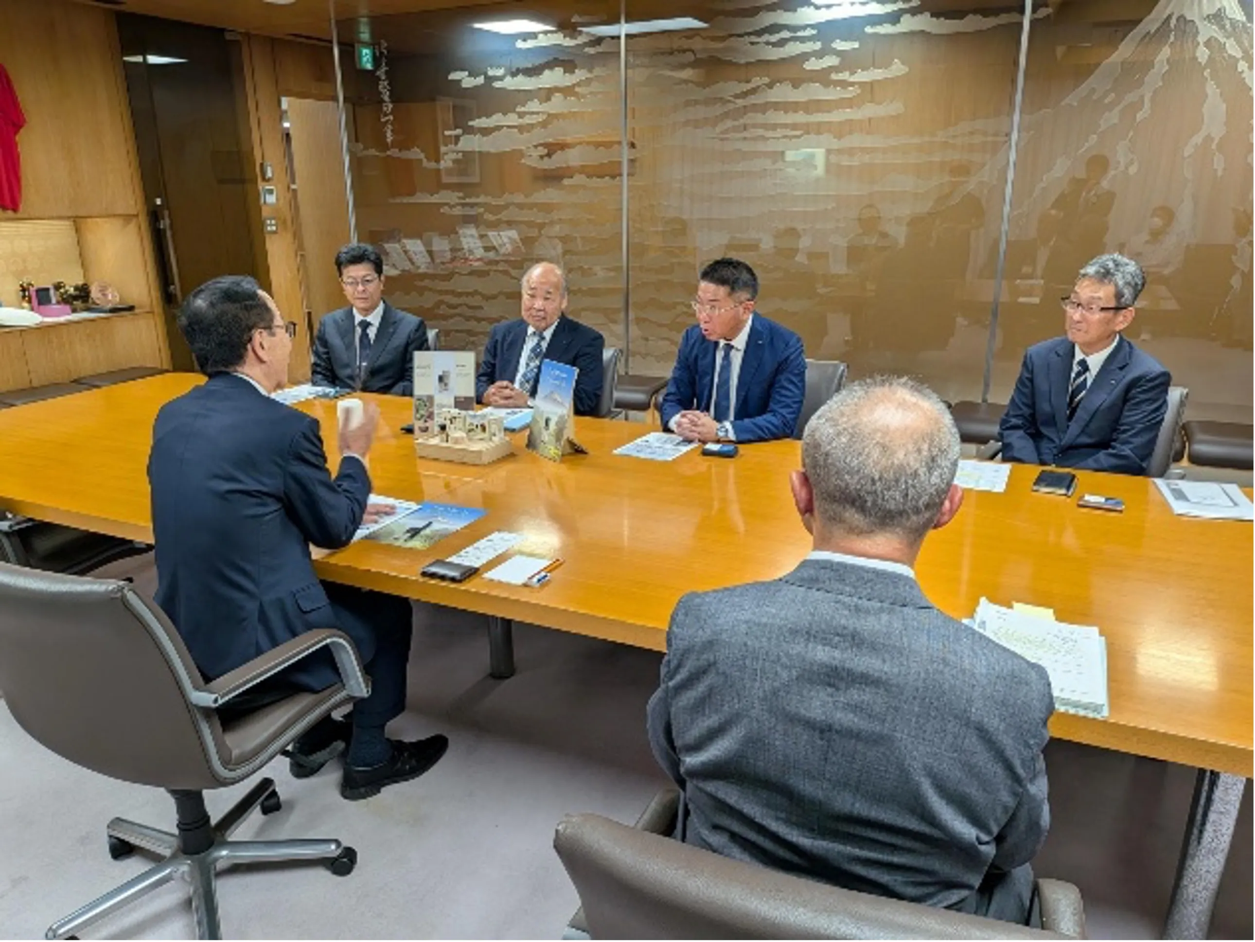 富士市長への表敬訪問時の風景