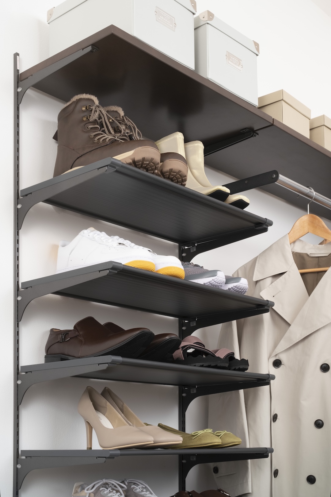 ブーツもボックスもすっきり収納できるシューズラック