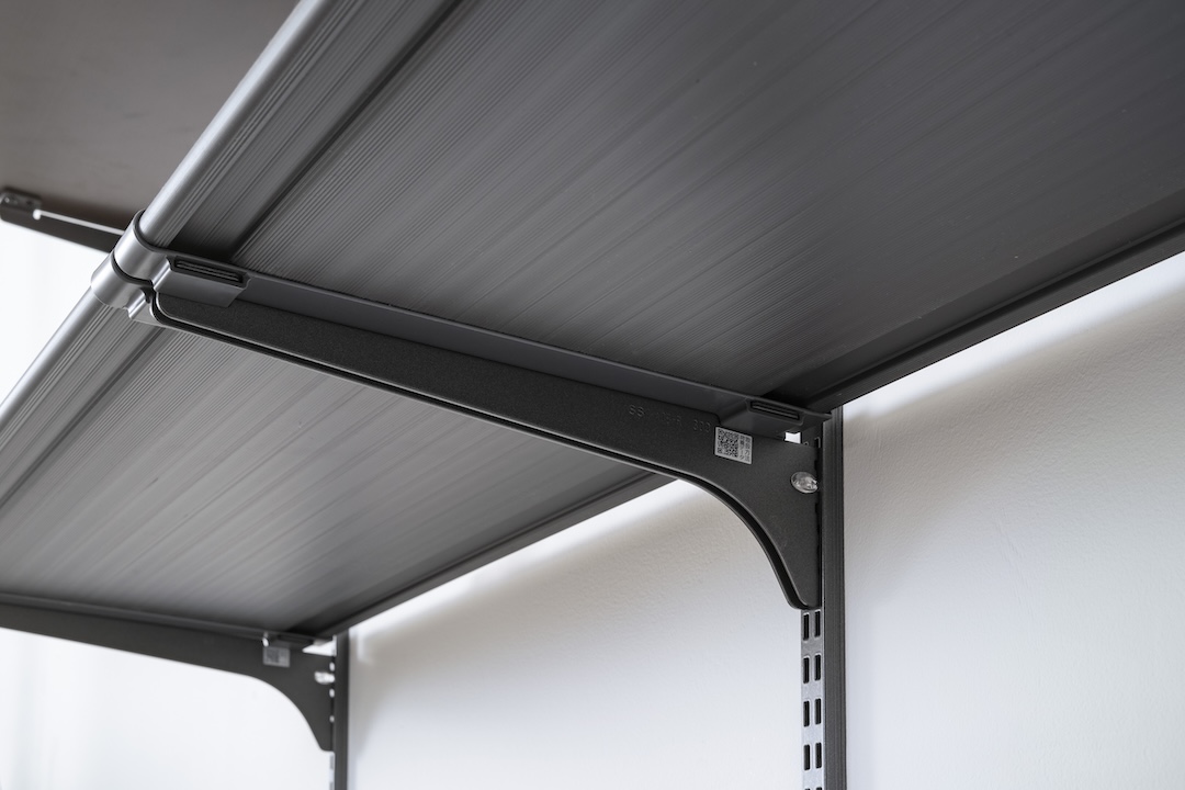 壁付けのシューズラックの棚板裏側