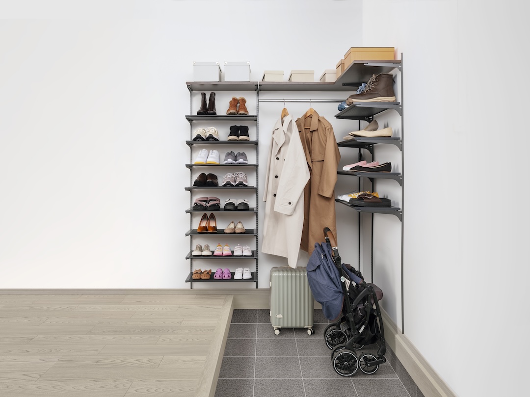 アウターやベビーカーも一括収納できる玄関クローク