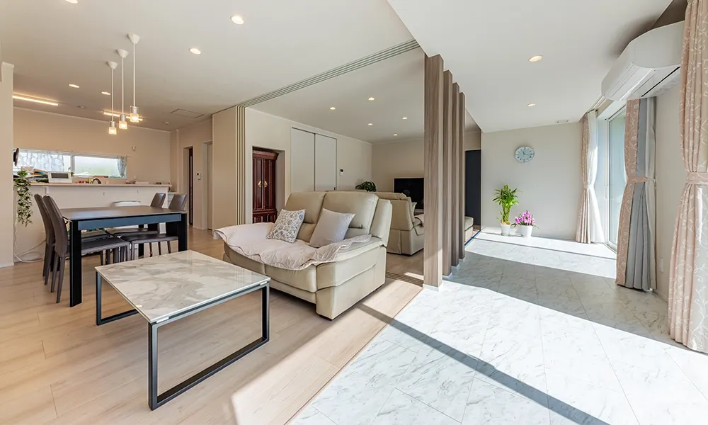 リビングとダイニング、日差しが差し込む明るい空間