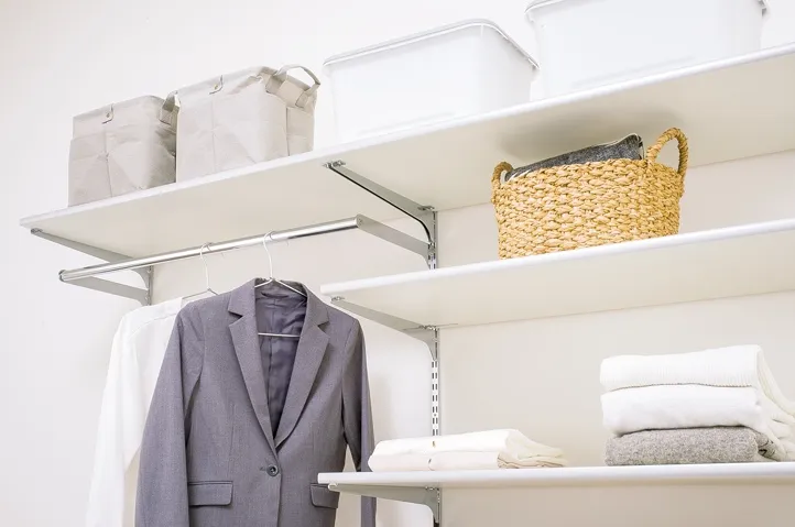 一面レール棚 基本セット可動棚とハンガーパイプを組み合わせたウォークインクローゼット収納