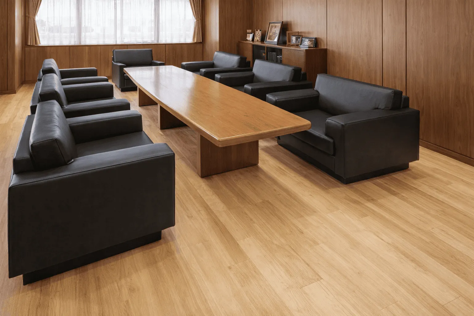 静岡県産ヒノキフロアを採用した応接室空間