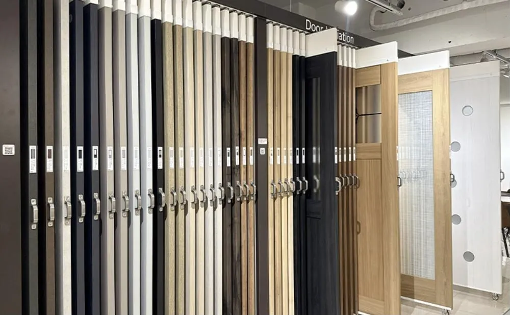 株式会社ノダ（NODA）のショールームに展示された豊富なカラーとデザインの室内ドア・建具